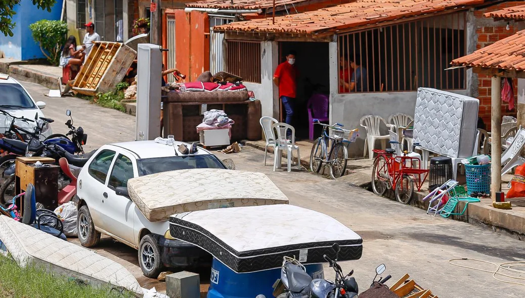 Populares tentaram salvar móveis após forte chuva