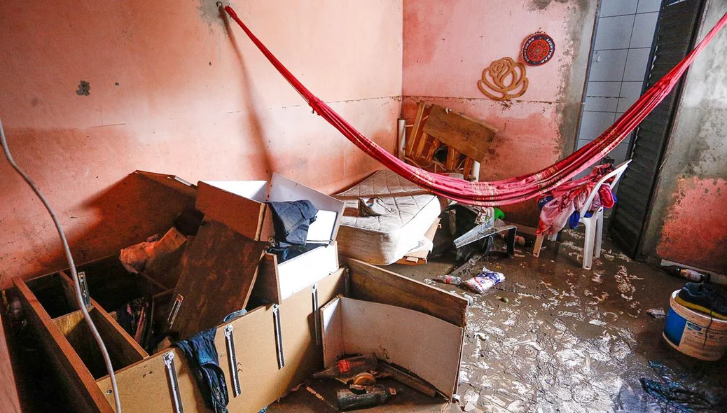 Quarto destruído com a força da água da chuva