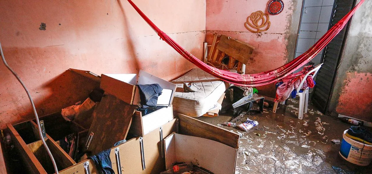 Quarto destruído com a força da água da chuva