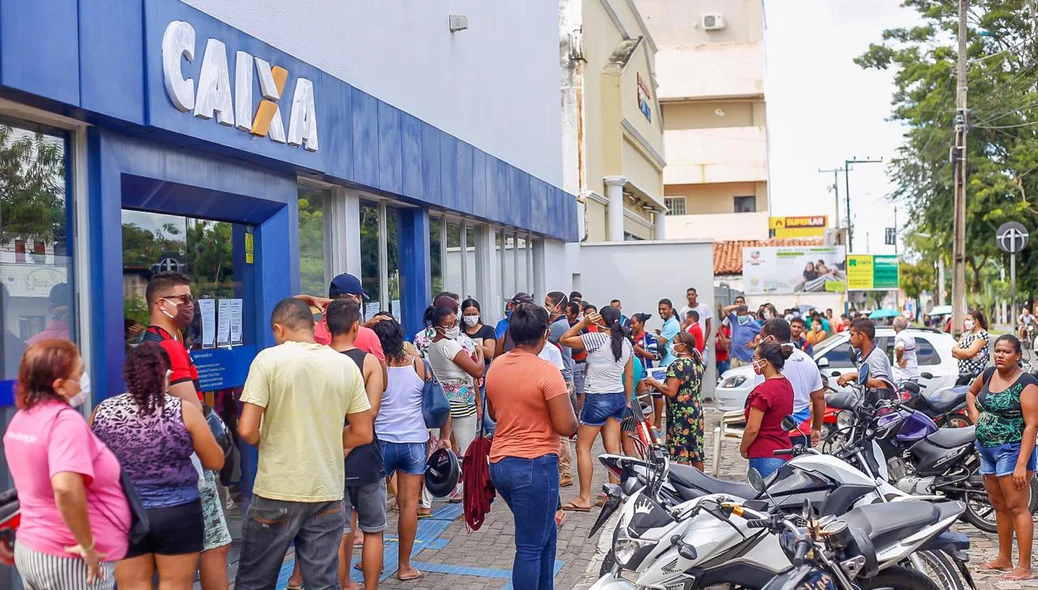 Aglomeração na Caixa do bairro Dirceu