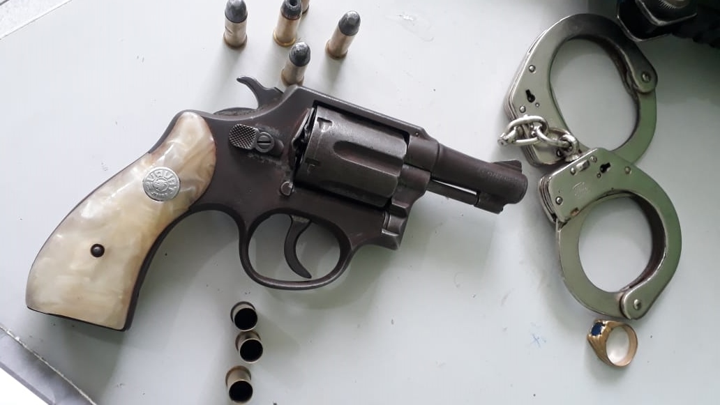 Arma encontrada com um dos suspeitos