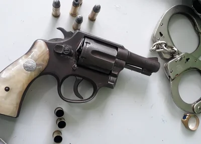 Arma encontrada com um dos suspeitos