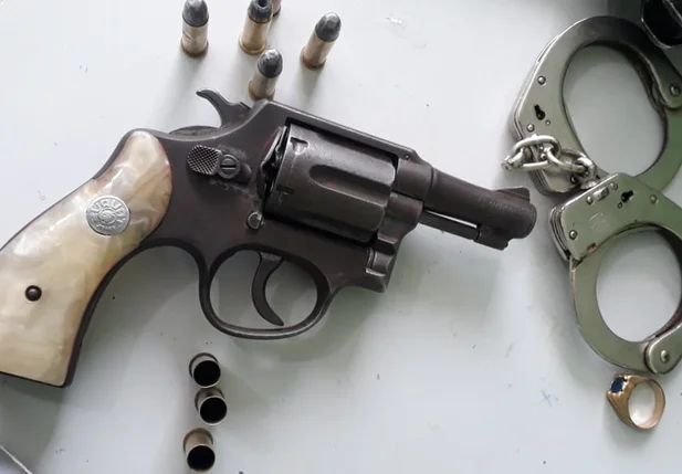 Arma encontrada com um dos suspeitos