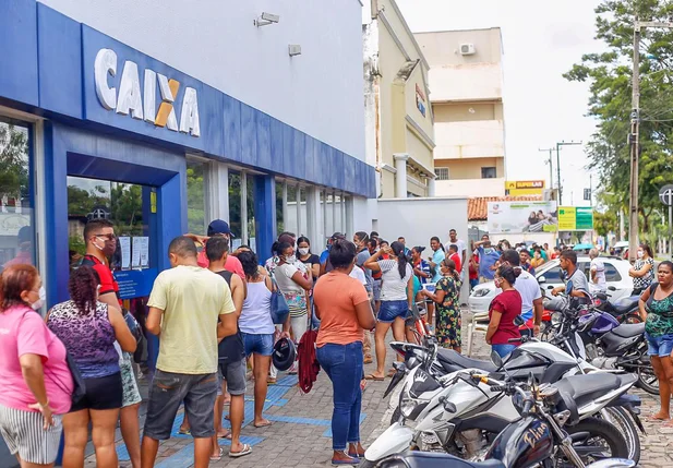 Agência da Caixa Ecômica registra longas filas em Teresina