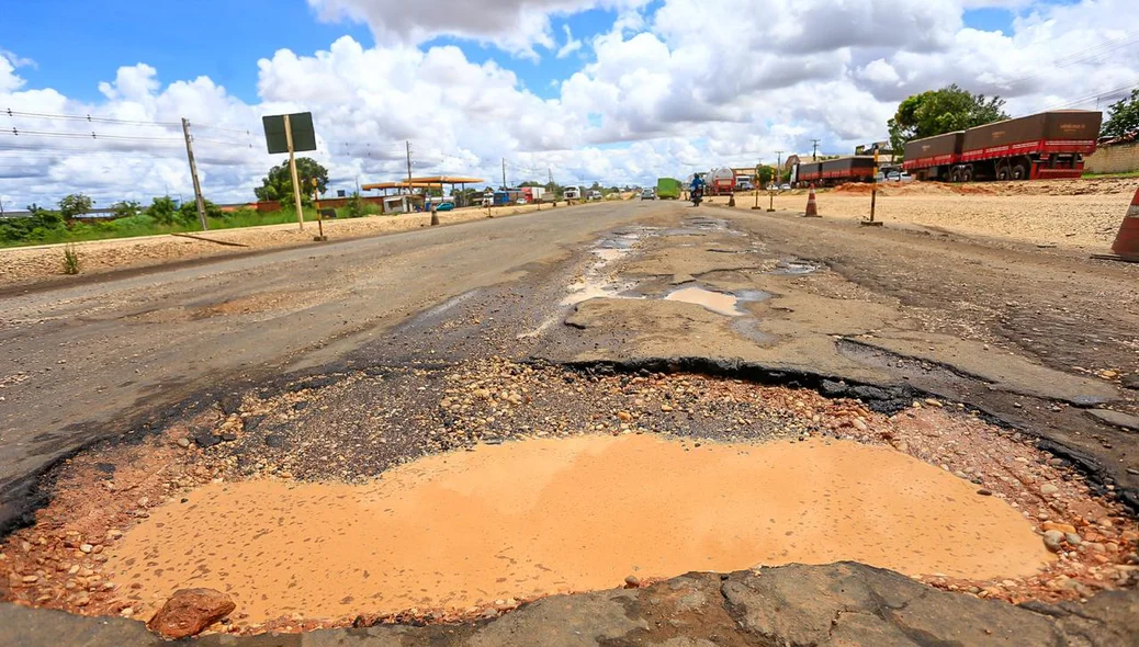 Buraco toma conta da BR 316