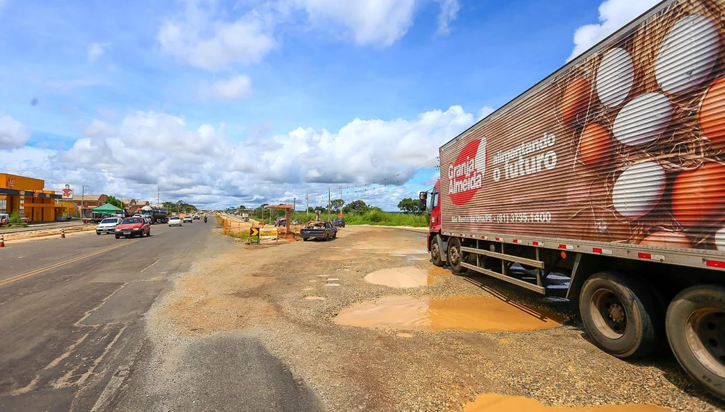 Caminhoneiro passa com dificuldades pelo local