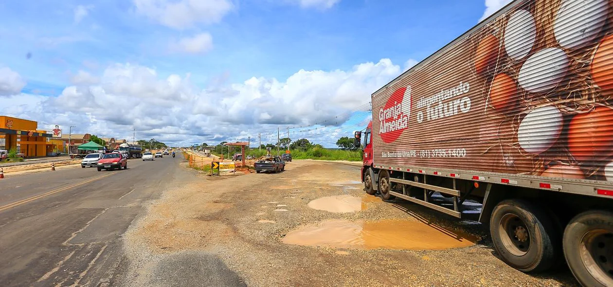 Caminhoneiro passa com dificuldades pelo local