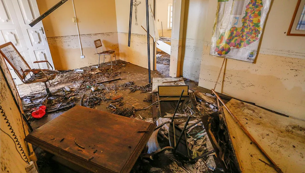 Chuva forte invade casa destruindo estrutura e danificando equipamentos 