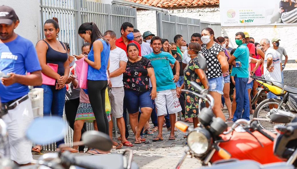 Fila de atendimento na Caixa da Avenida Joaquim Nelson
