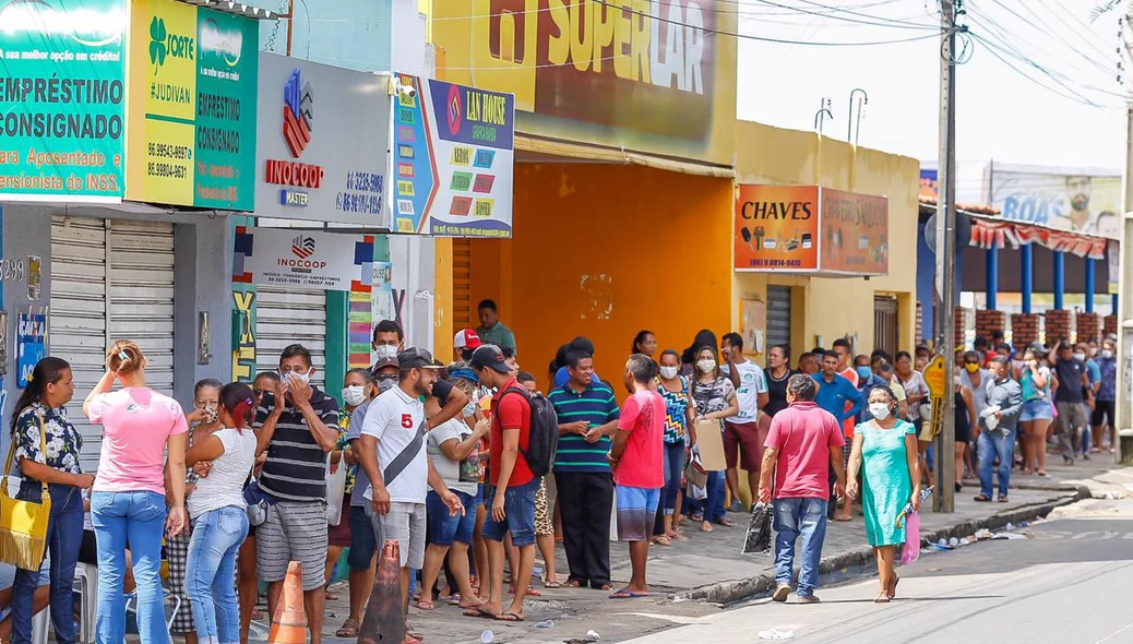 Fila de atendimento na Caixa Econômica Federal da Avenida Joaquim Nelson
