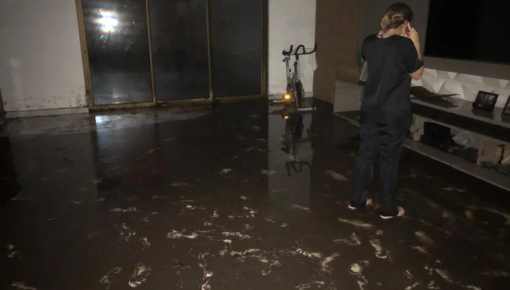 Interior do imóvel destruído pela água