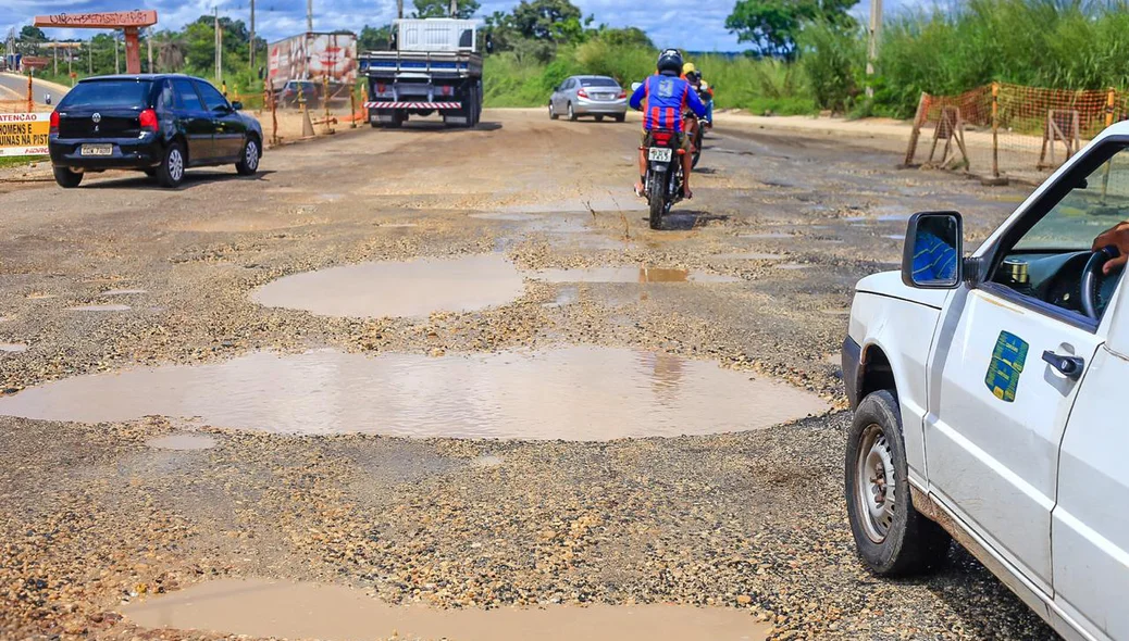 Motoristas passam com dificuldades pelo local