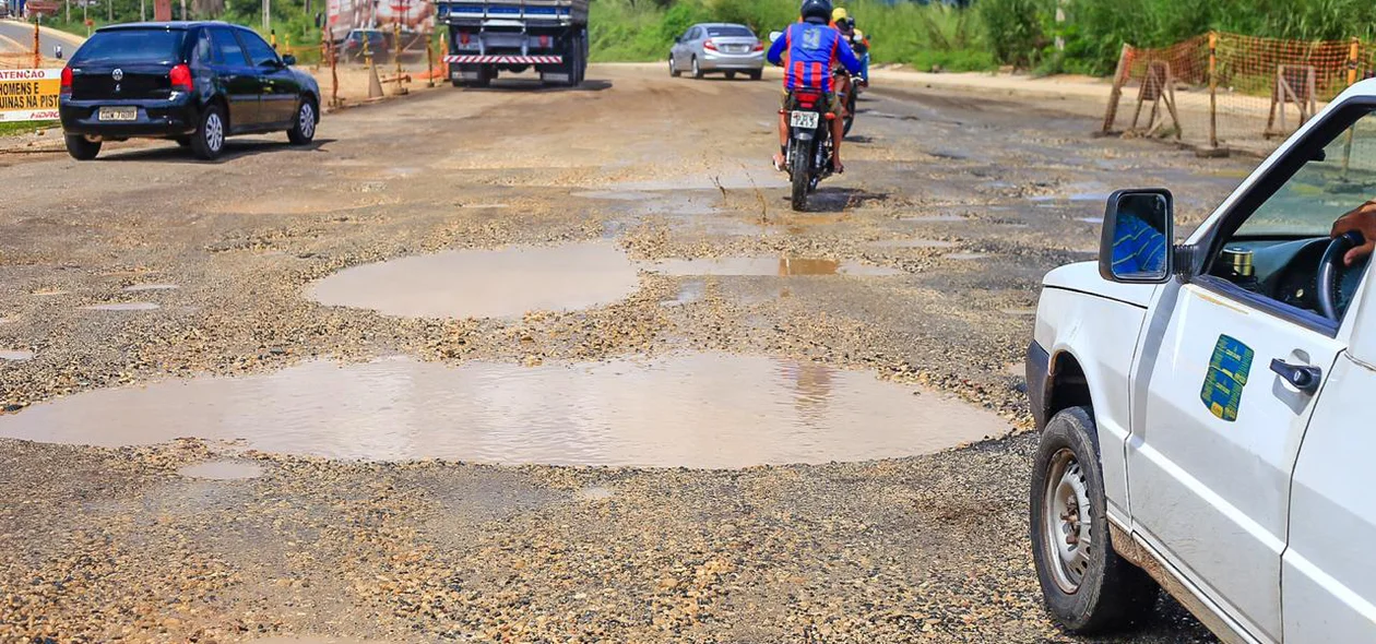 Motoristas passam com dificuldades pelo local