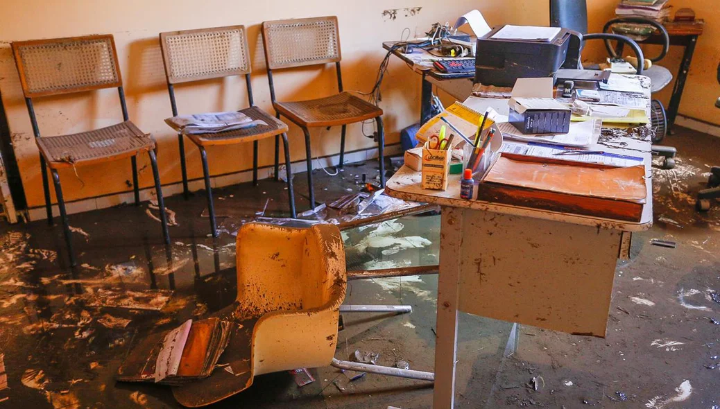 Móveis ficaram destruídos 