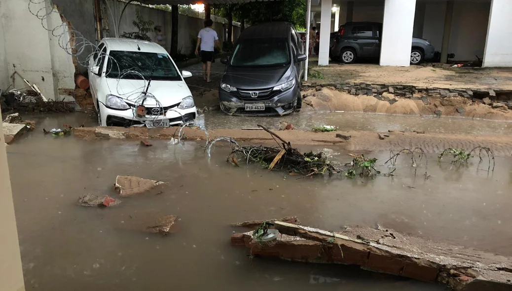 Muro da casa cedeu e arrastou carros de um condomínio para a casa