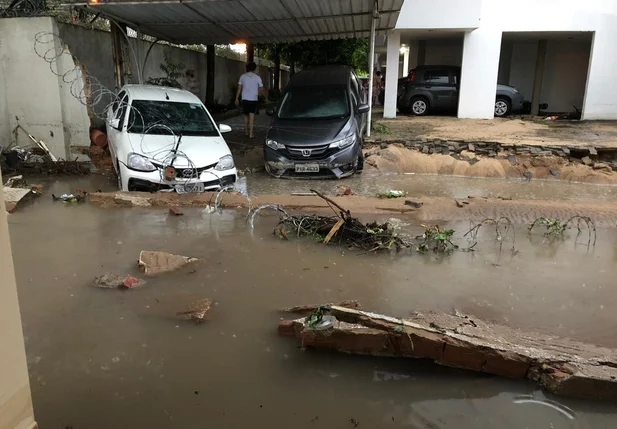 Casa é invadida por água durante temporal em Teresina