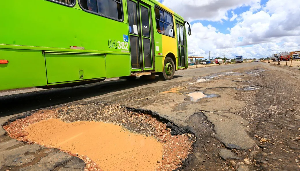 Ônibus passa com dificuldade na BR 316