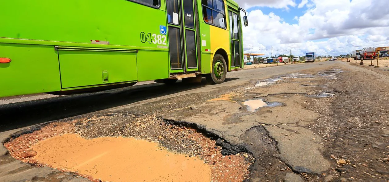 Ônibus passa com dificuldade na BR 316