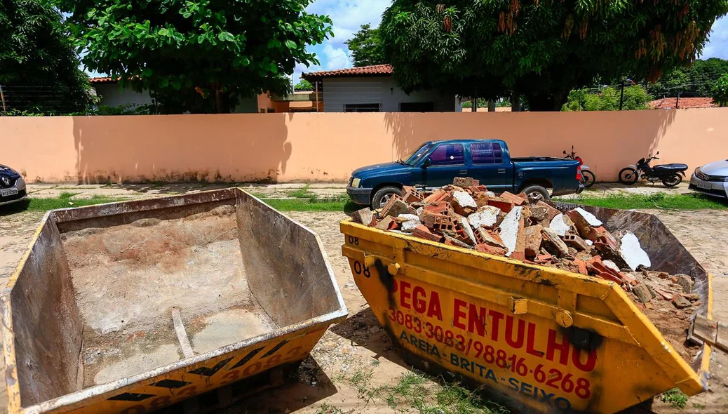 Tira-entulho usado para retirar destroços causados pela chuva 