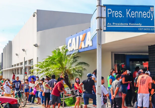 População aglomerada na Caixa da Av. Presidente Kennedy