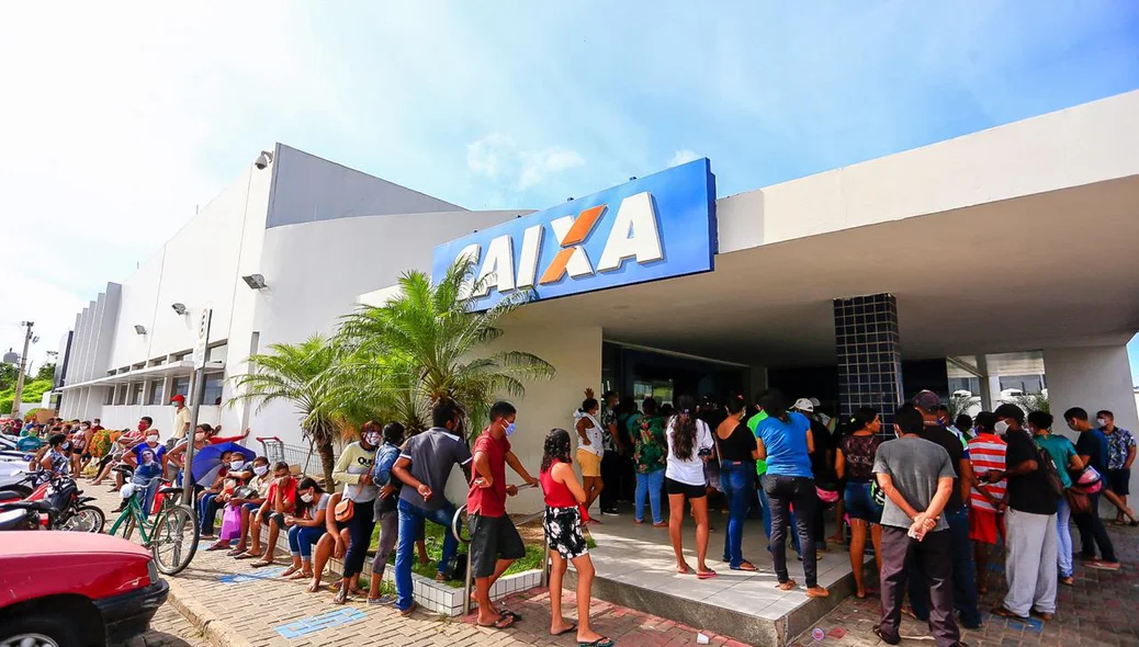 Aglomeração de pessoas na Caixa Econômica