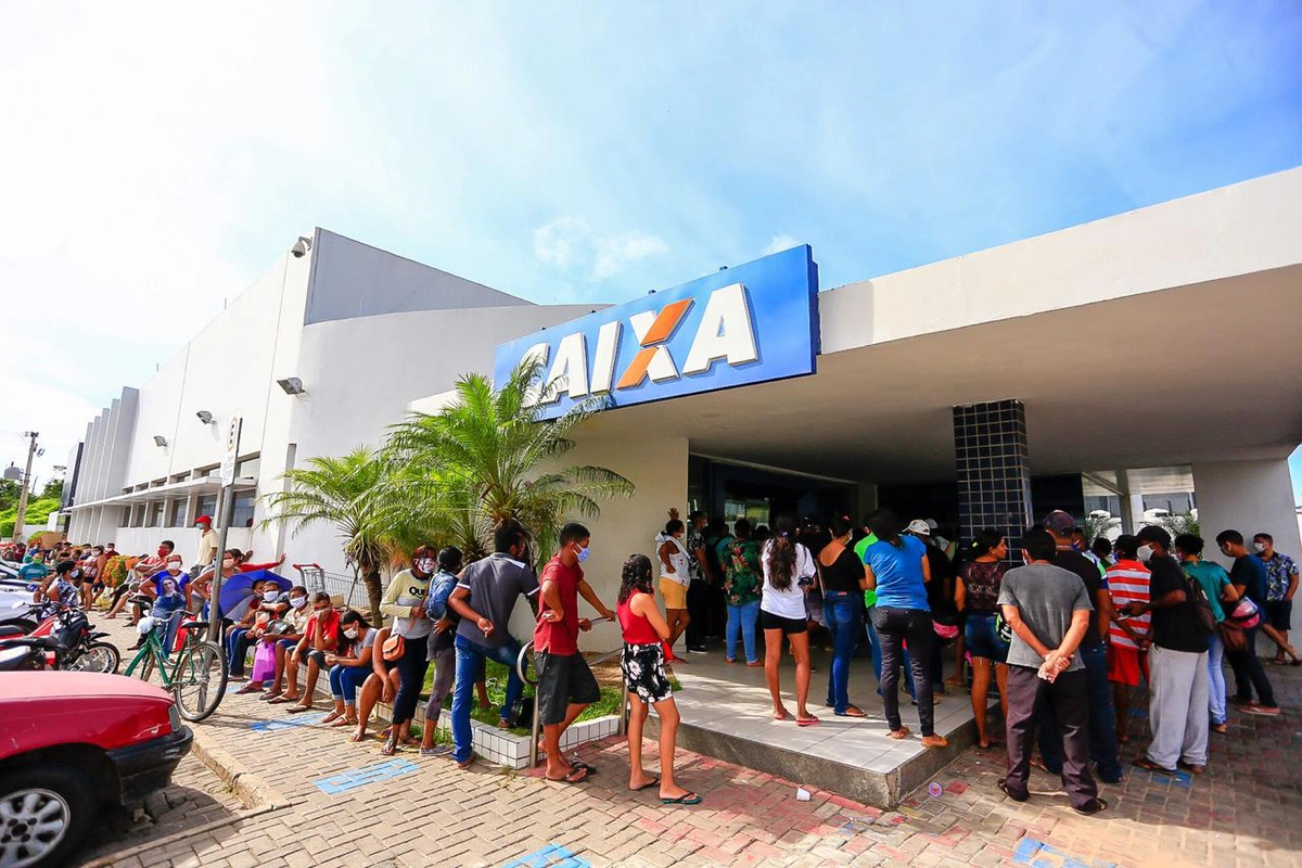 Aglomeração de pessoas na Caixa Econômica