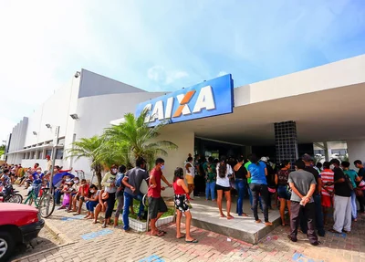 Aglomeração de pessoas na Caixa Econômica