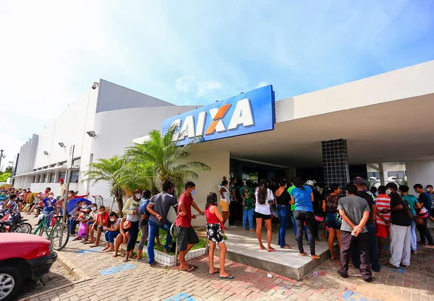 Aglomeração de pessoas na Caixa Econômica