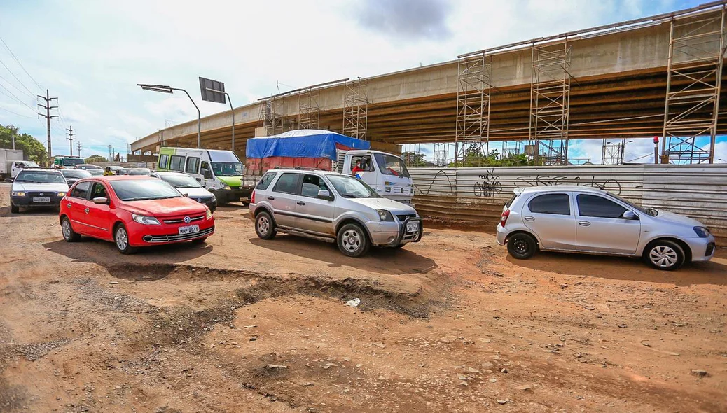 Buraco ao lado do viaduto do mercado do peixe 