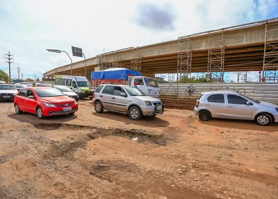 Buraco ao lado do viaduto do mercado do peixe 
