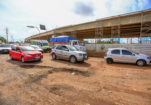 Buraco ao lado do viaduto do mercado do peixe 