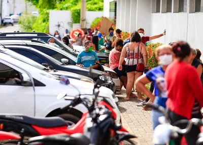 Fila se estende ate o final do quarteirão 