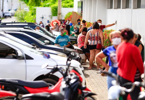 Fila se estende ate o final do quarteirão 