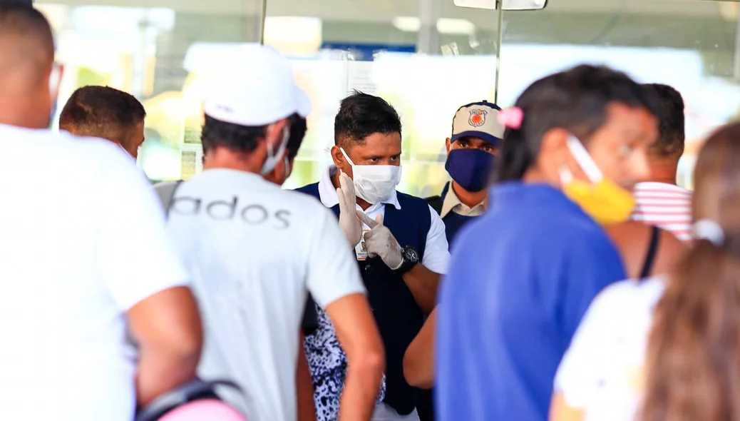 Funcionários tentam organizar aglomeração 
