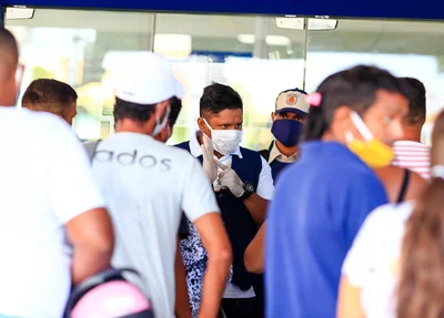 Funcionários tentam organizar aglomeração 