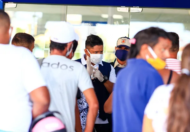 Funcionários tentam organizar aglomeração 