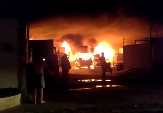 Incêndio destrói 15 veículos do centro de distribuição da empresa Longá
