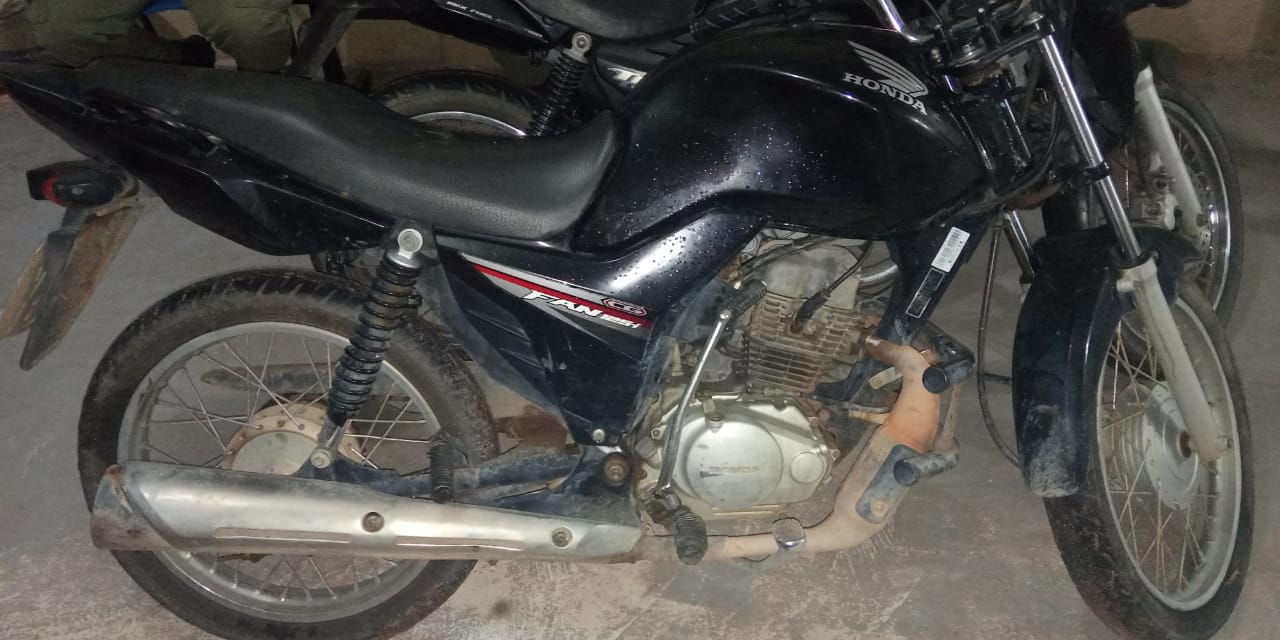Motocicleta apreendida com o suspeito
