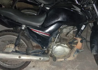 Motocicleta apreendida com o suspeito