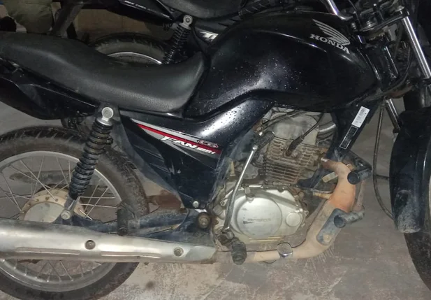 Motocicleta apreendida com o suspeito
