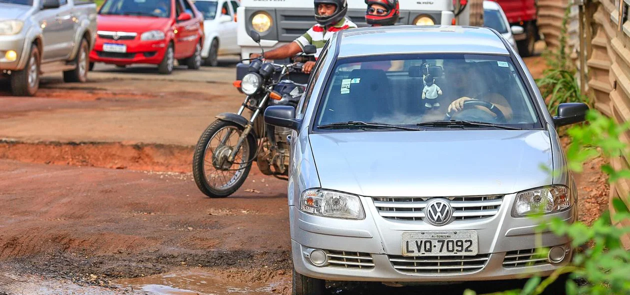 Motorista passa com dificuldade pelo local 