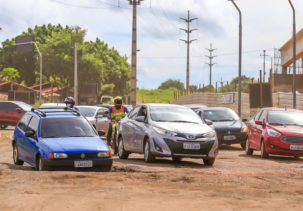 Buracos atrapalham trânsito na BR 343 na cidade de Teresina