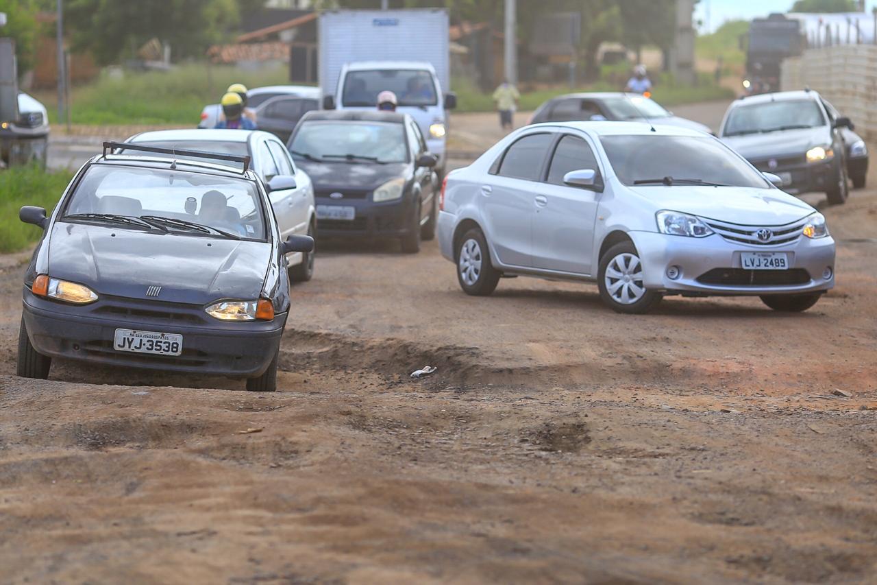 Motoristas reclamam da quantidade de buracos no local