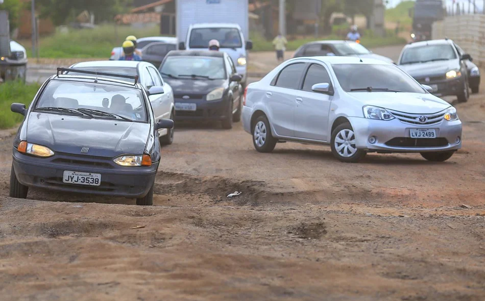 Motoristas reclamam da quantidade de buracos no local