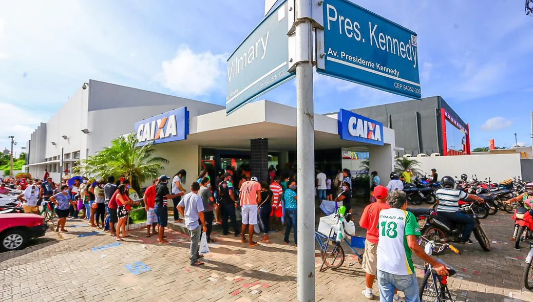 População aglomerada na Caixa Econômica da zona Leste
