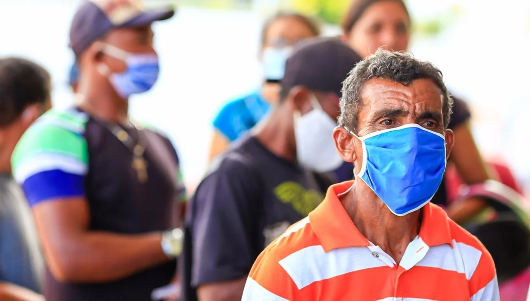 Senhor na fila da Caixa Econômica 