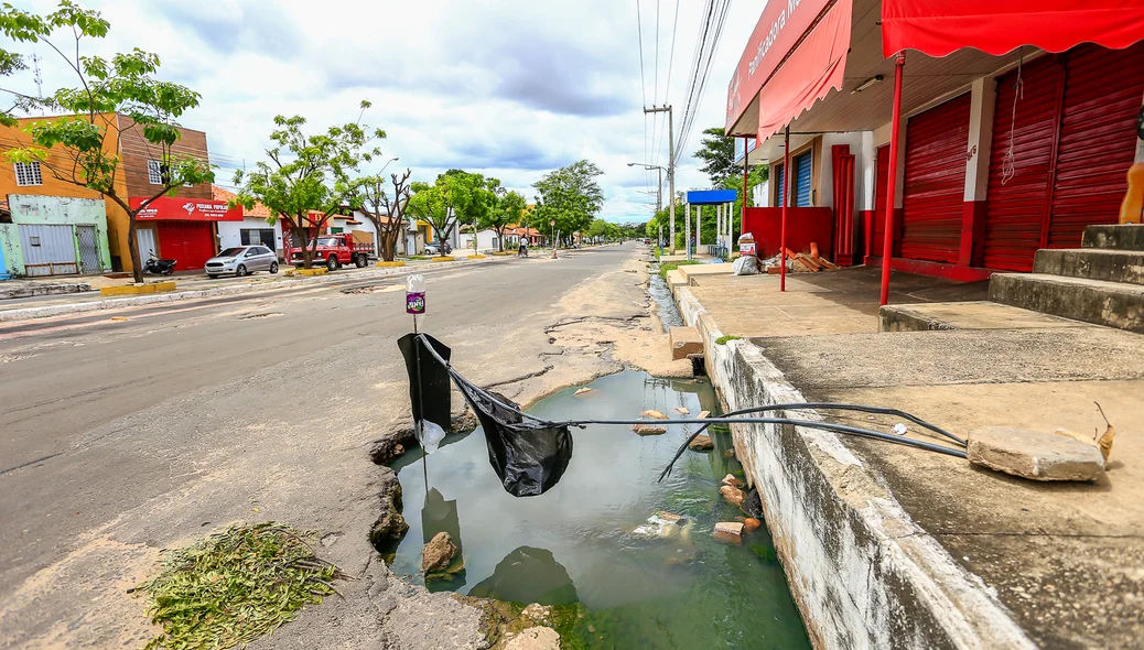 Moradores improvisam sinalização para evitar acidentes