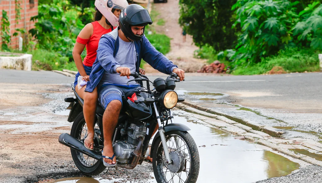 Motociclista tem dificuldade em passar no local