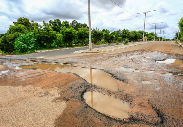 Buracos tomam conta da Avenida Teresina em Timon