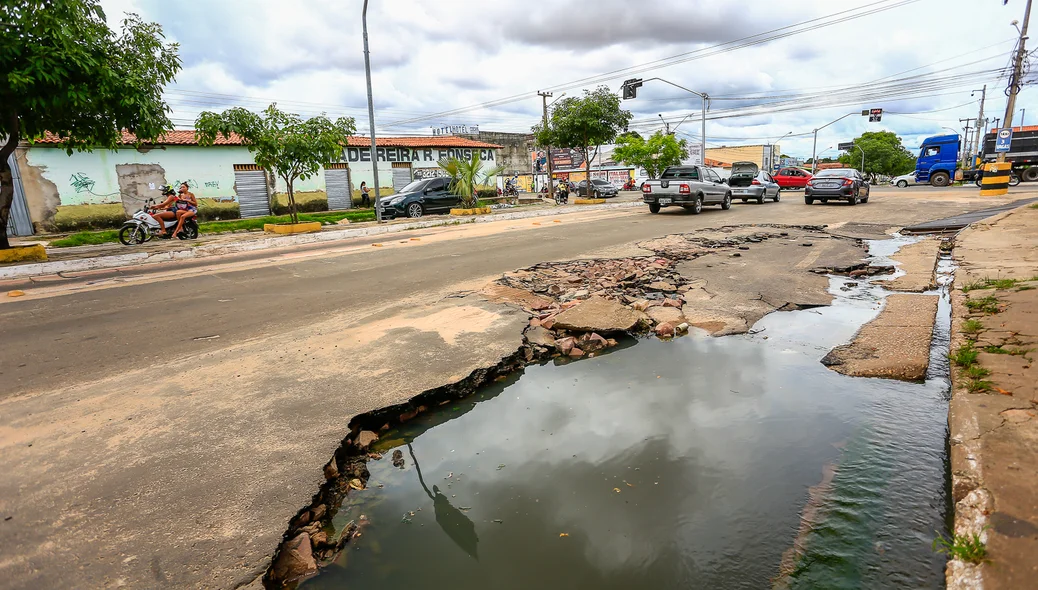 Trecho próximo ao Mateus Eletro, na Avenida Teresina